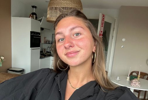 Amber: ‘Vraag me niet of ik me lekker voel zonder make-up, maar waarom we vrouwen zo kritisch beoordelen’